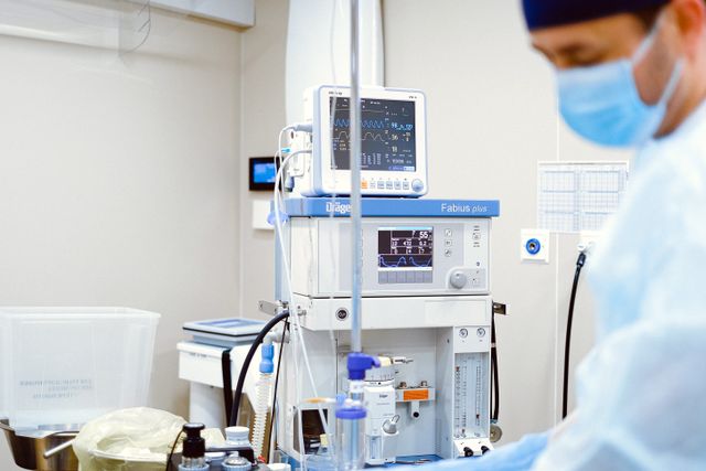 Person working with a licensed Apollo agent to avoid a surprise medical bill
